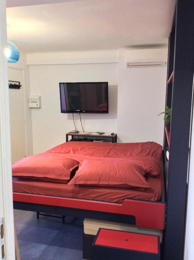 Apartment 33